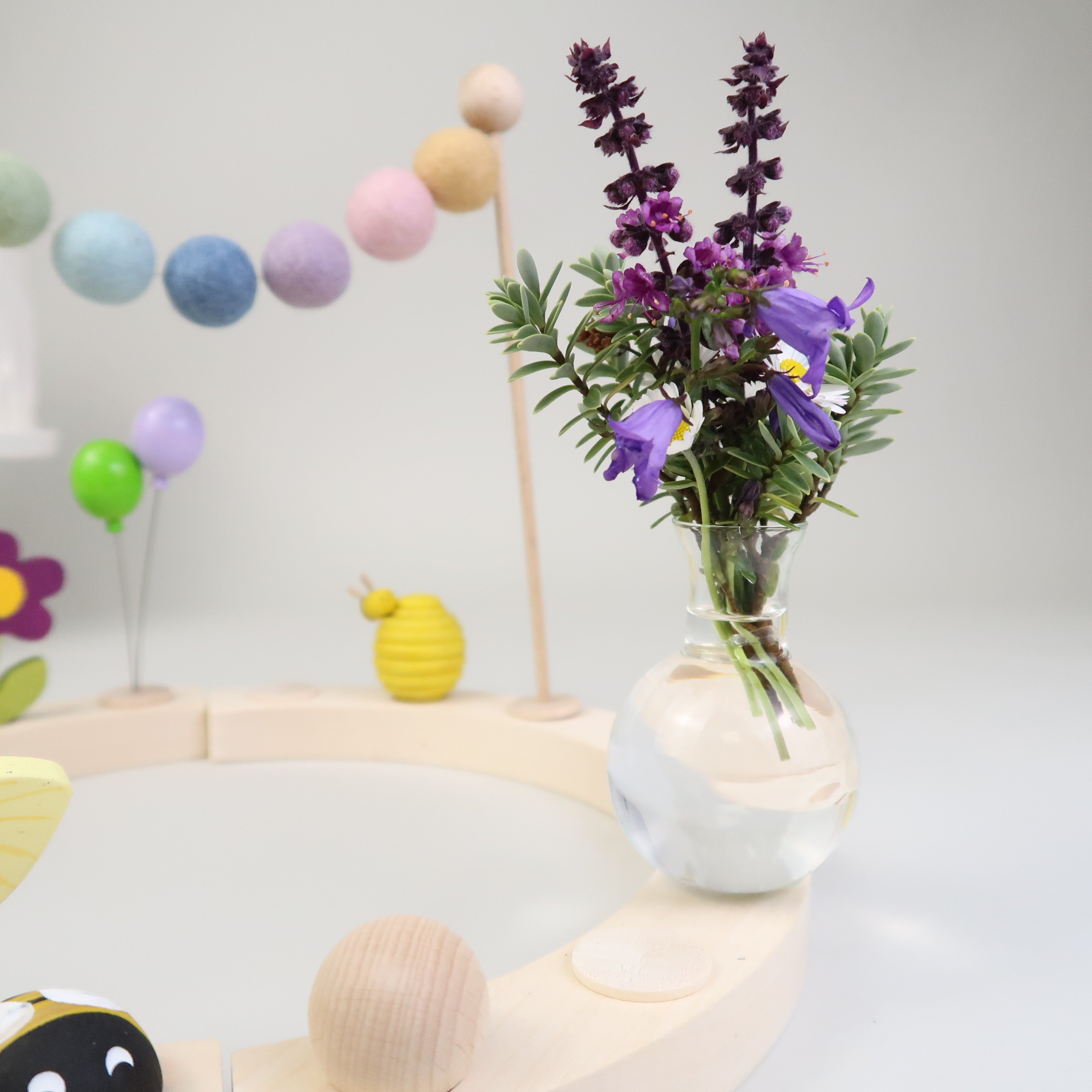 Mini Blumenvase aus filigranem Glas für Geburtstagskränze - schmal