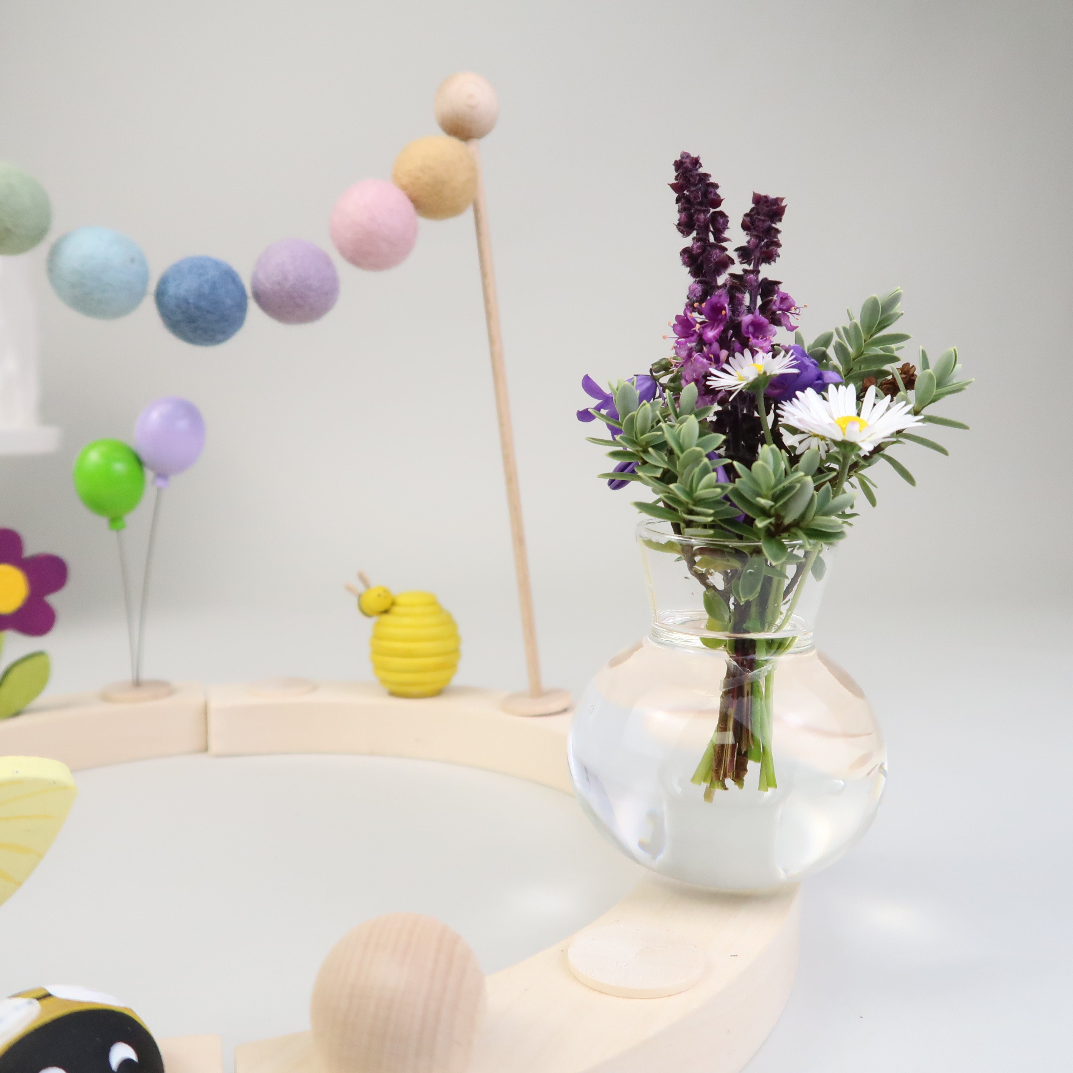 Mini Blumenvase aus filigranem Glas für Geburtstagskränze - rund