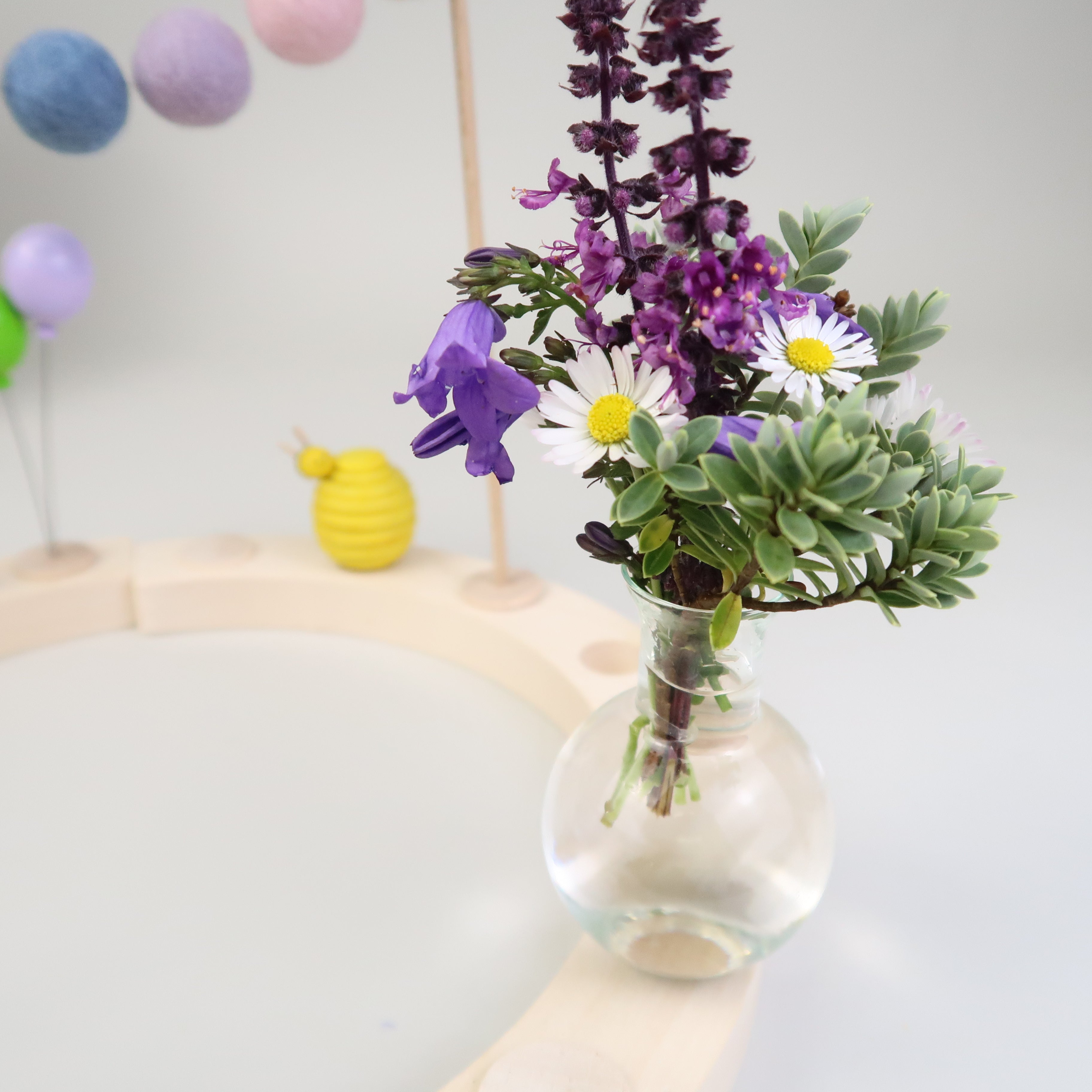 Mini Blumenvase aus filigranem Glas für Geburtstagskränze - schmal