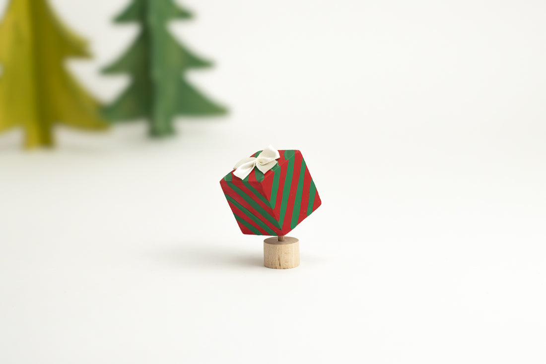 Steckfigur Geschenk rot/grün
