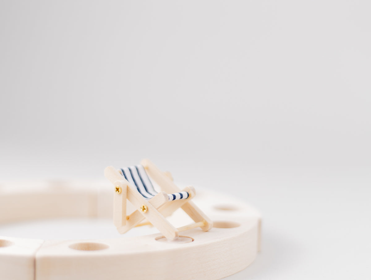 Steckfigur Liegestuhl weiß/blau