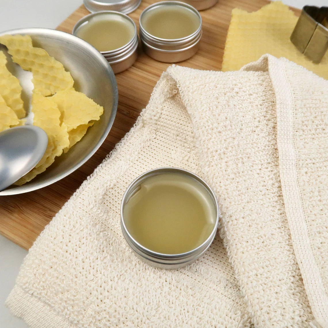 Bio-Bienenwachsbalsam für Holzpflege