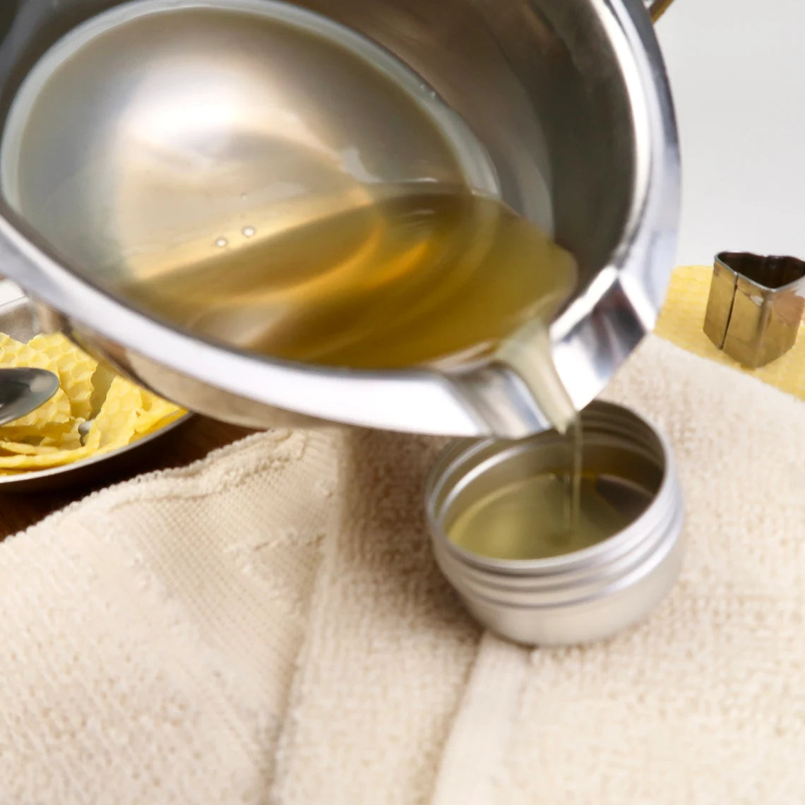 Bio-Bienenwachsbalsam für Holzpflege