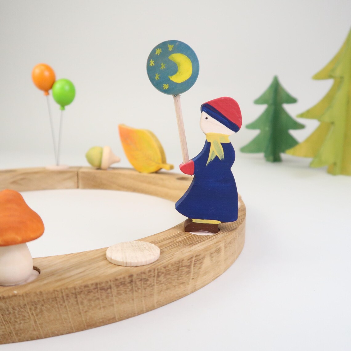 Steckfigur Laternenkind - Mädchen mit blauem Mantel und gelben Schal