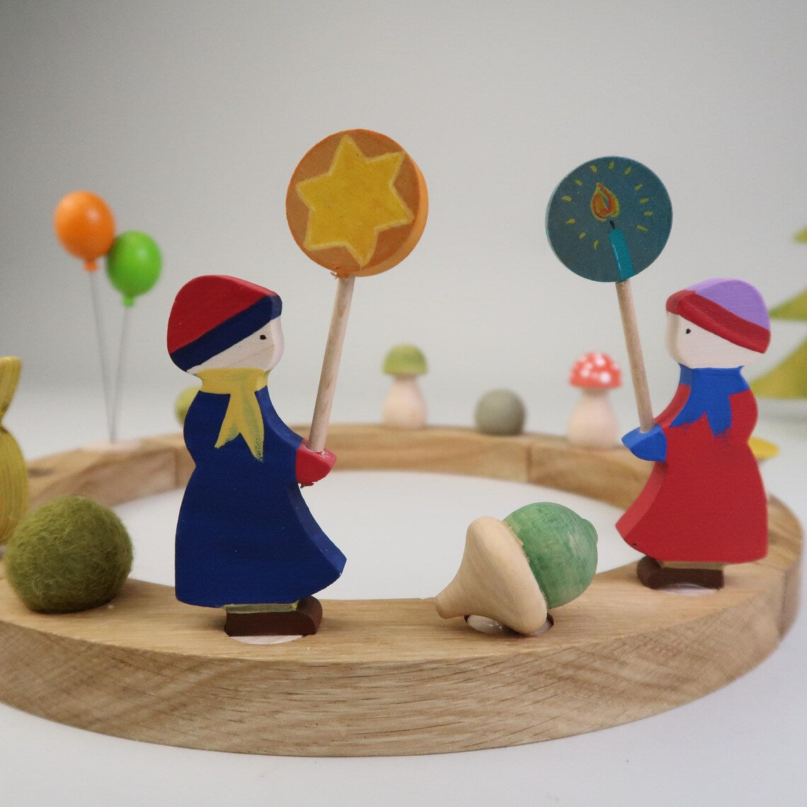 Steckfigur Laternenkind - Mädchen mit blauem Mantel und gelben Schal