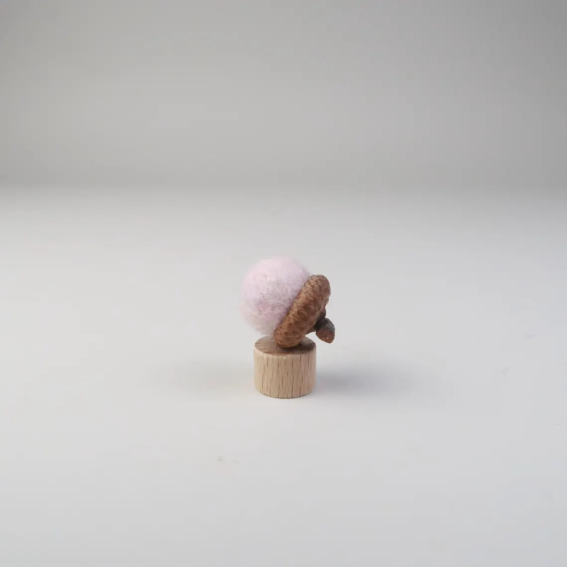 Steckfigur Bunte Filzeicheln in echten Eichelhütchen