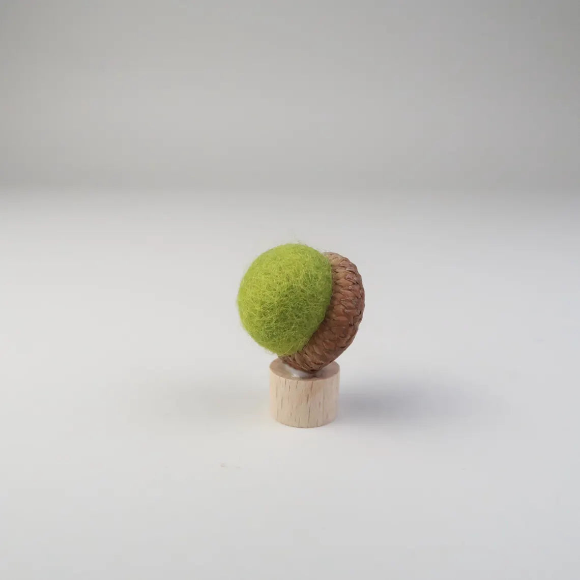 Steckfigur Bunte Filzeicheln in echten Eichelhütchen