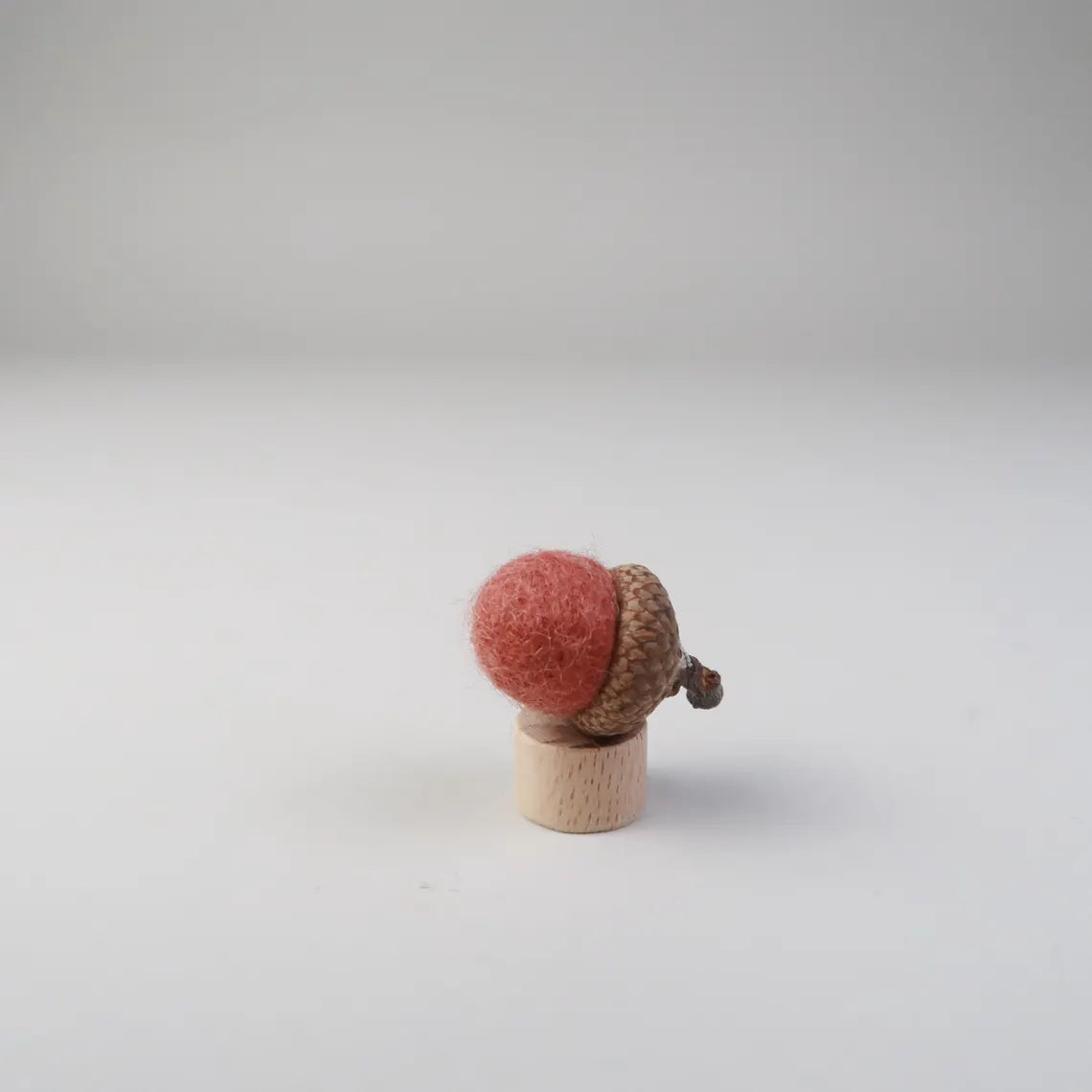 Steckfigur Bunte Filzeicheln in echten Eichelhütchen