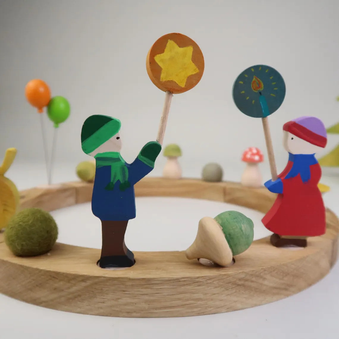 Steckfigur Laternenkind - Mädchen mit rotem Mantel und blauen Schal