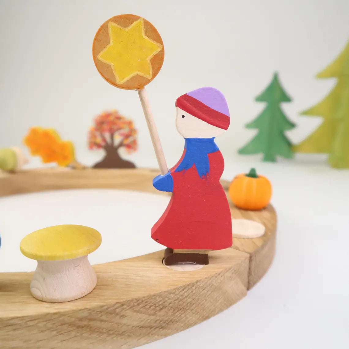 Steckfigur Laternenkind - Mädchen mit rotem Mantel und blauen Schal