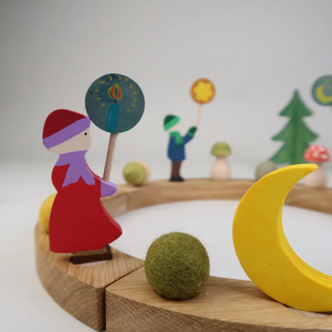 Steckfigur Laternenkind - Mädchen mit rotem Mantel und lila Schal