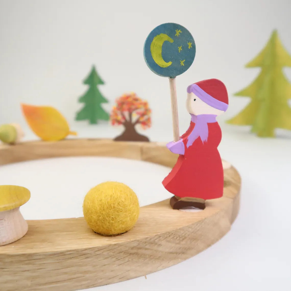 Steckfigur Laternenkind - Mädchen mit rotem Mantel und lila Schal