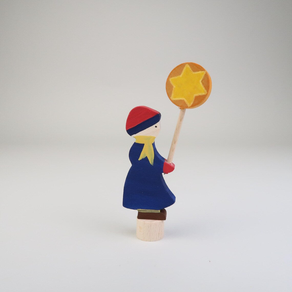 Steckfigur Laternenkind - Mädchen mit blauem Mantel und gelben Schal