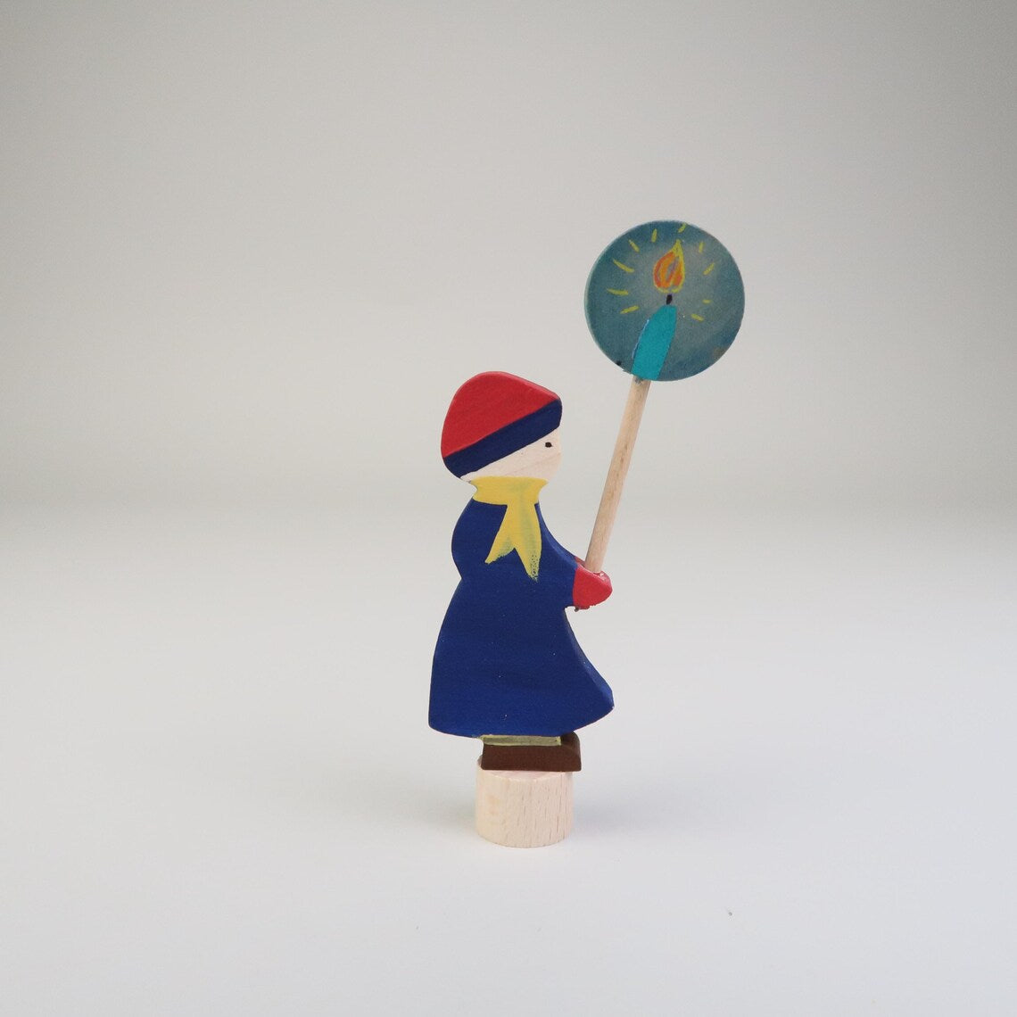 Steckfigur Laternenkind - Mädchen mit blauem Mantel und gelben Schal