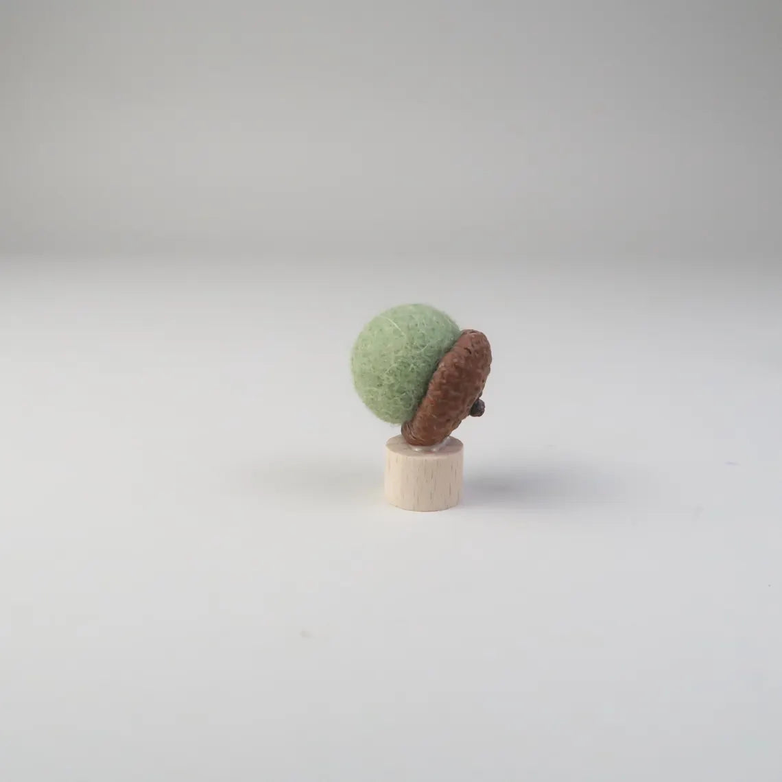 Steckfigur Bunte Filzeicheln in echten Eichelhütchen