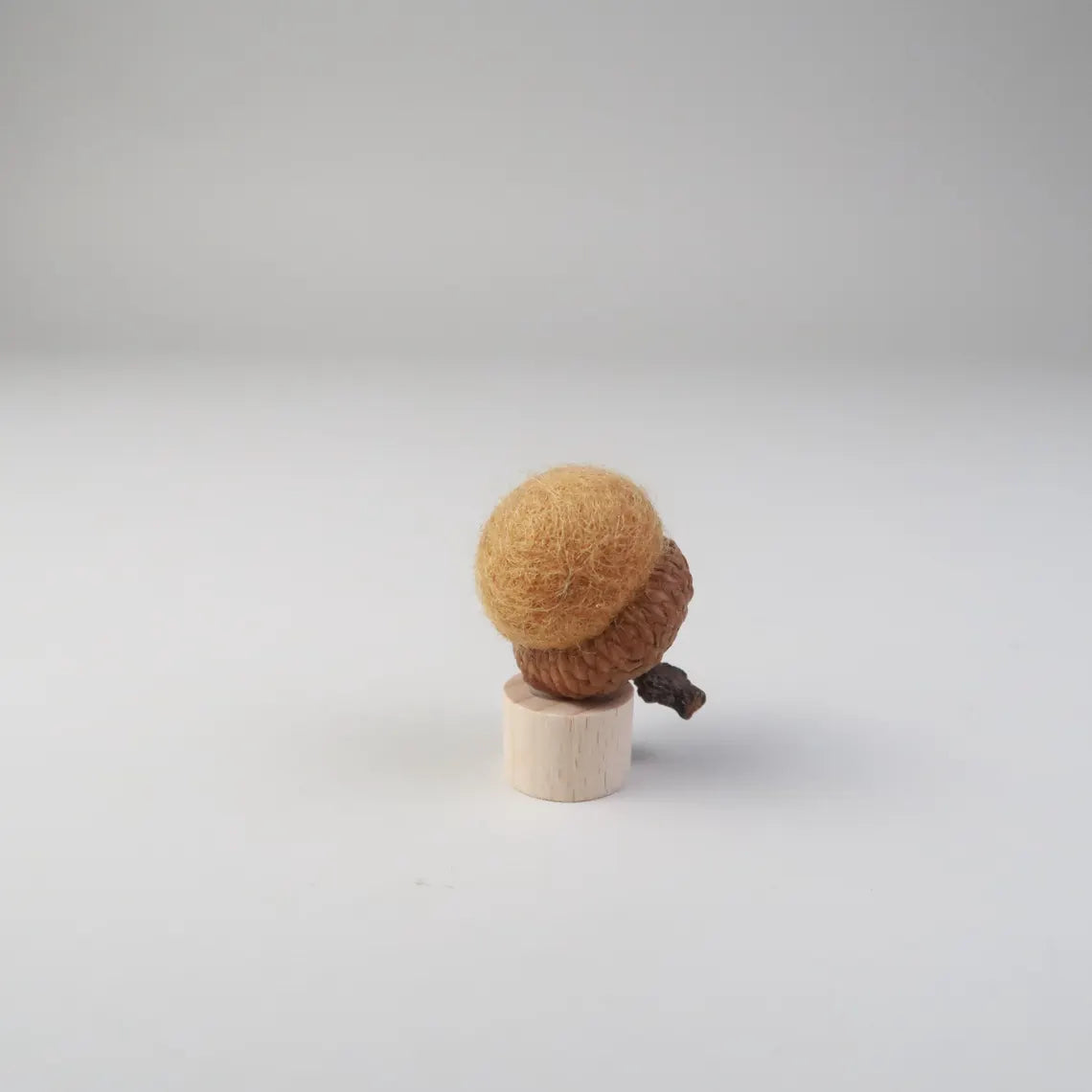 Steckfigur Bunte Filzeicheln in echten Eichelhütchen
