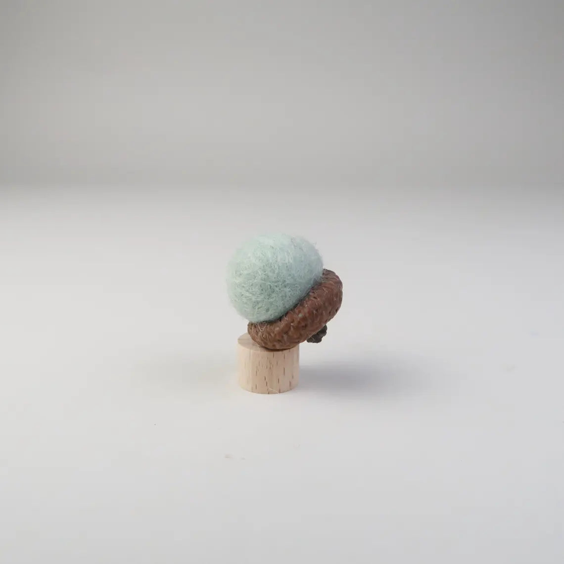 Steckfigur Bunte Filzeicheln in echten Eichelhütchen