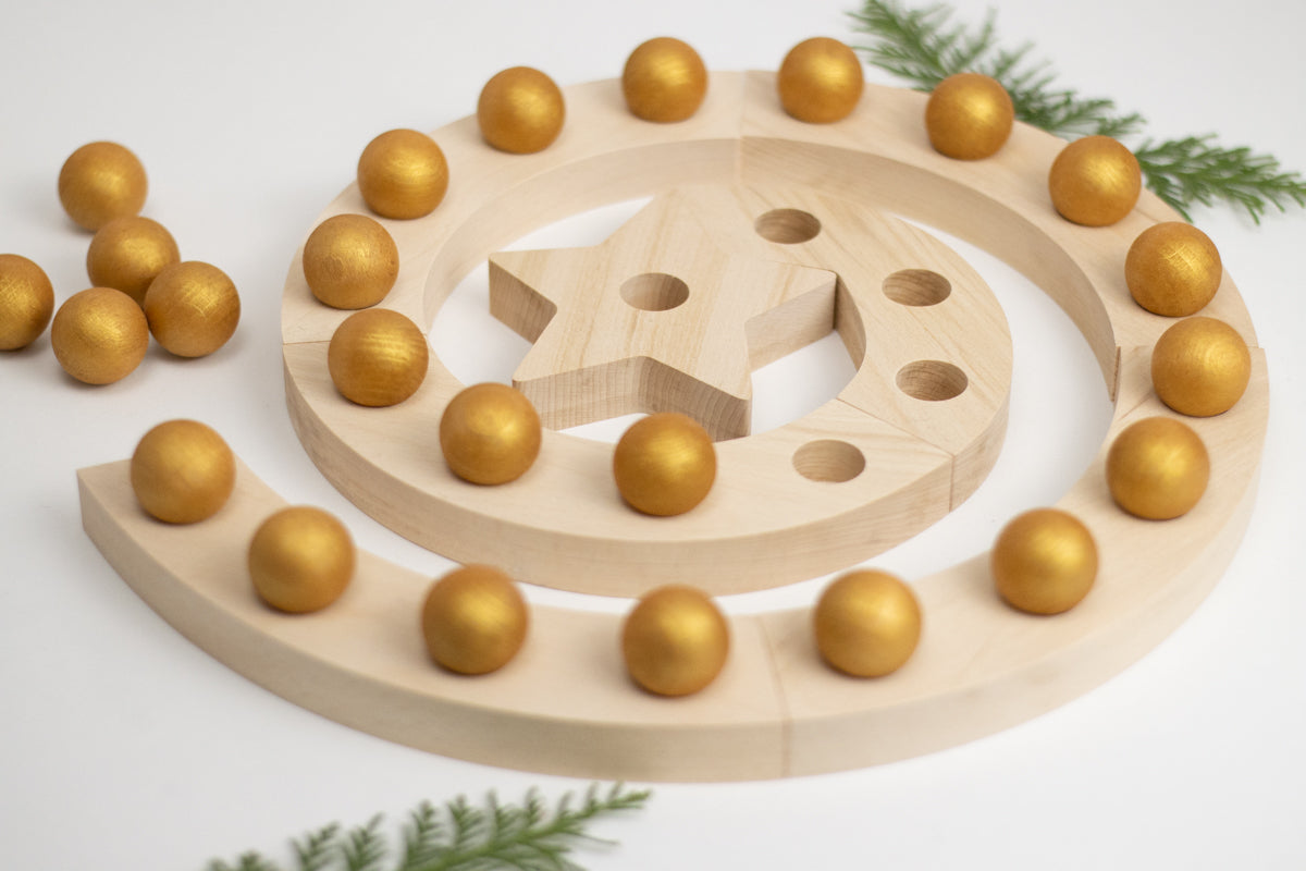 Adventsspirale mit Stern und 24 Kugeln
