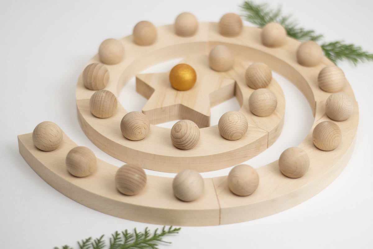 Adventsspirale mit Stern und 24 Kugeln