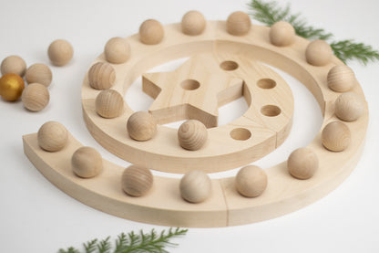 Adventsspirale mit Stern und 24 Kugeln
