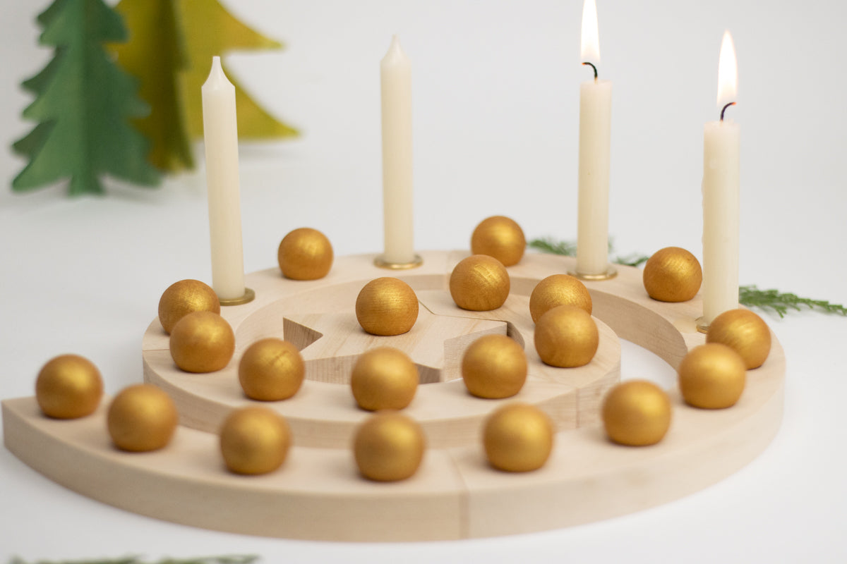 Adventsspirale mit Stern und 24 Kugeln