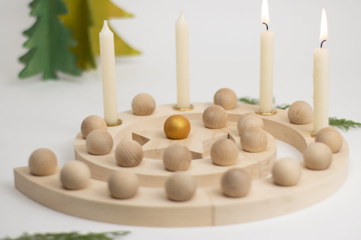 Adventsspirale mit Stern und 24 Kugeln