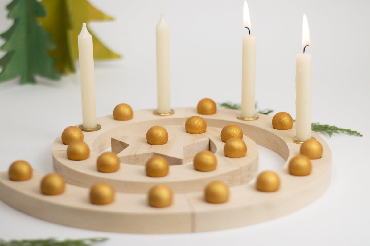 Adventsspirale mit Stern und 24 Kugeln