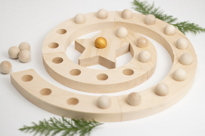 Adventsspirale mit Stern und 24 Kugeln