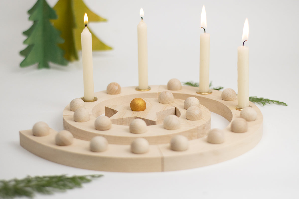 Adventsspirale mit Stern und 24 Kugeln