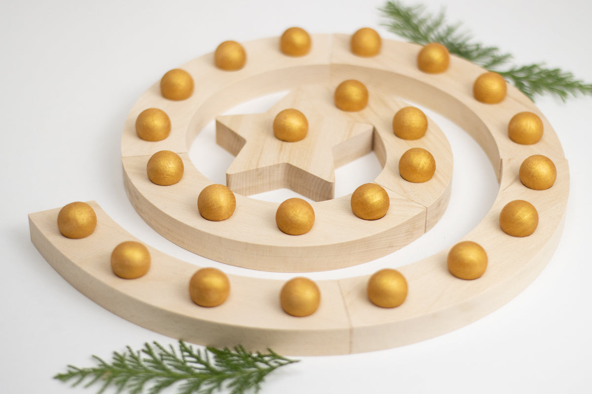 Adventsspirale mit Stern und 24 Kugeln
