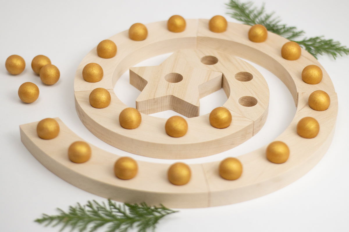 Adventsspirale mit Stern und 24 Kugeln