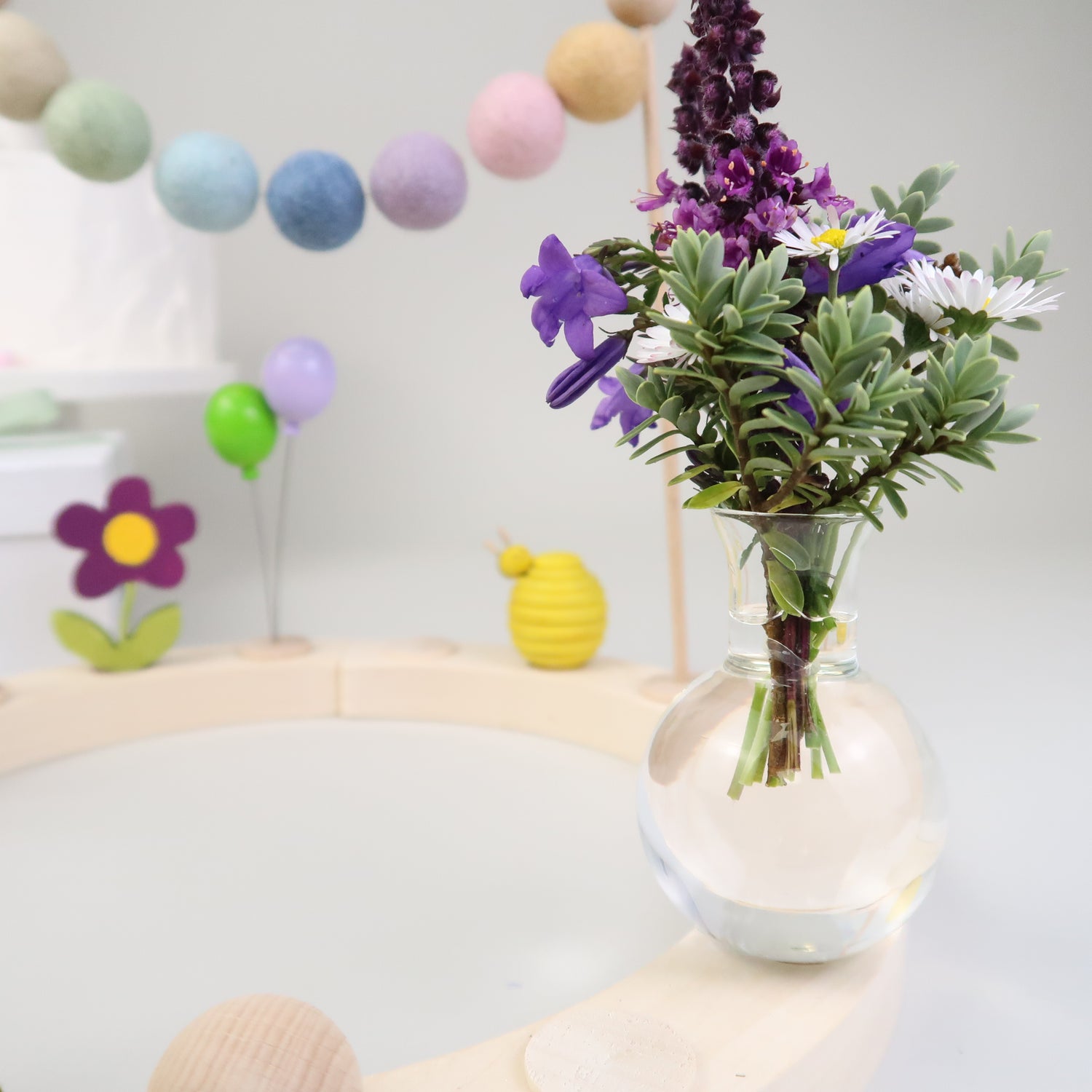 Mini Blumenvase aus filigranem Glas für Geburtstagskränze - schmal