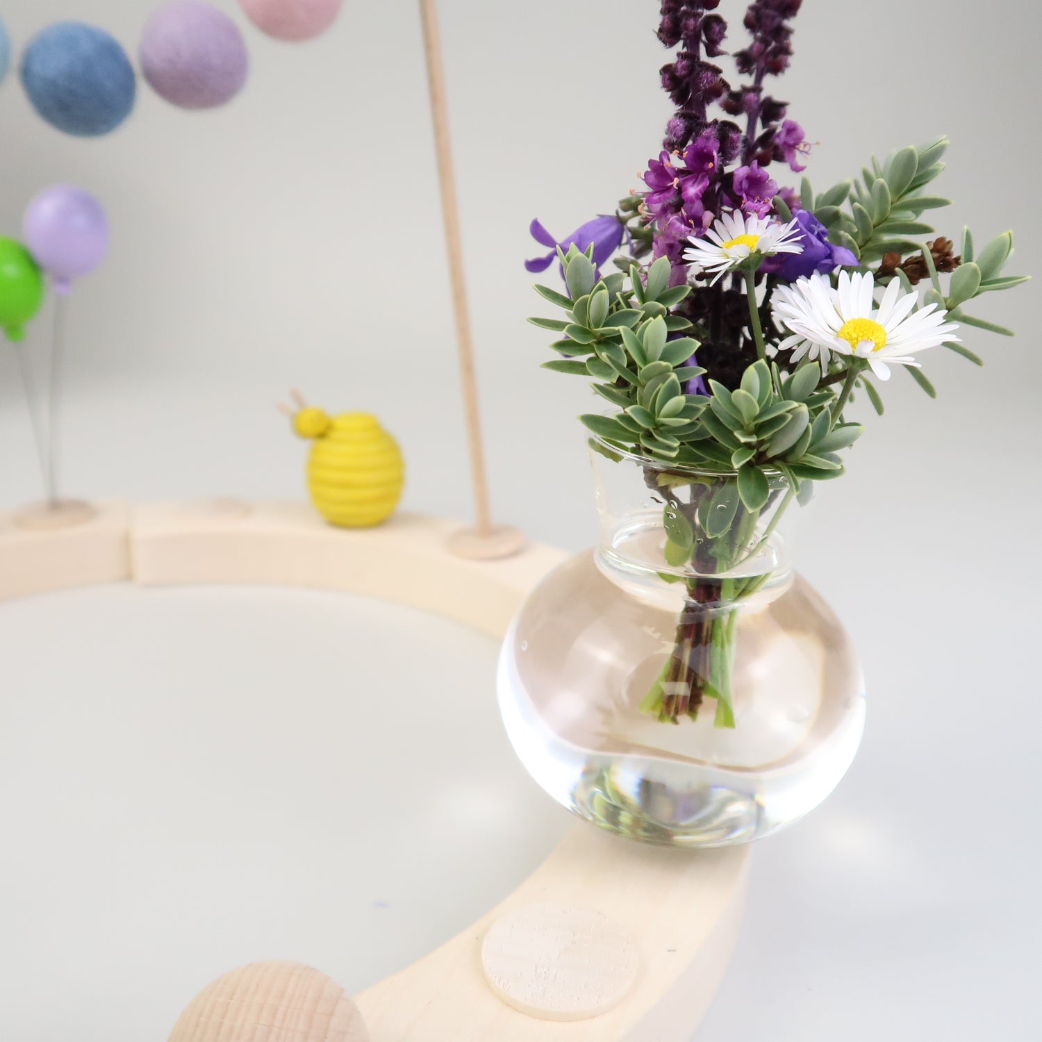 Mini Blumenvase aus filigranem Glas für Geburtstagskränze - rund