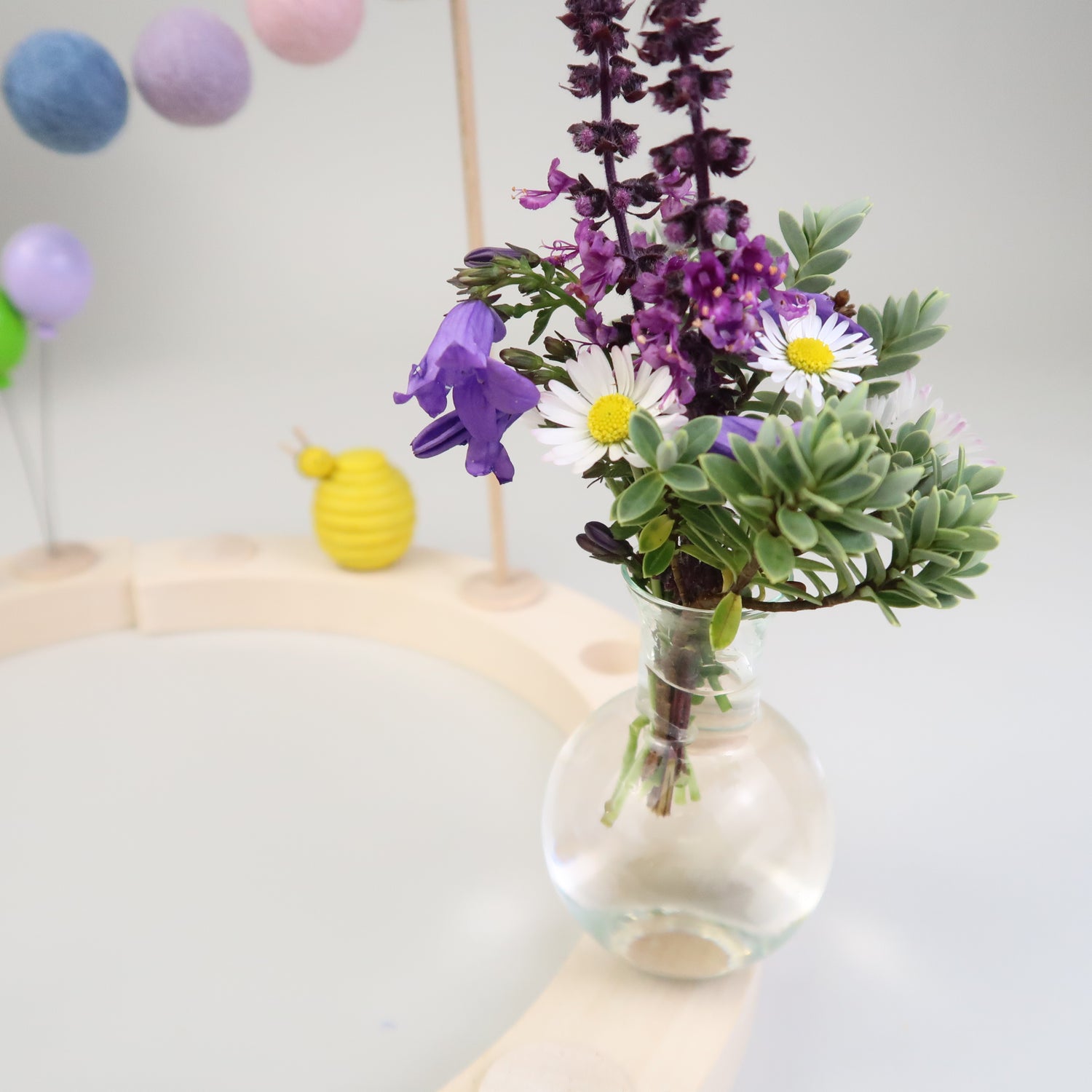 Mini Blumenvase aus filigranem Glas für Geburtstagskränze - schmal