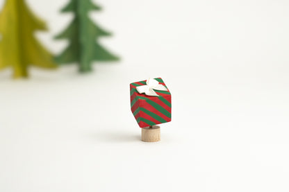Steckfigur Geschenk rot/grün