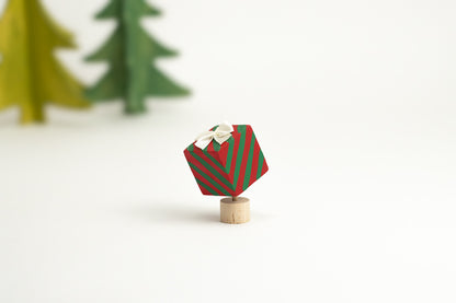 Steckfigur Geschenk rot/grün