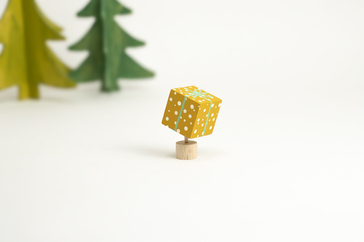 Steckfigur Geschenk gelb