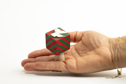 Steckfigur Geschenk rot/grün