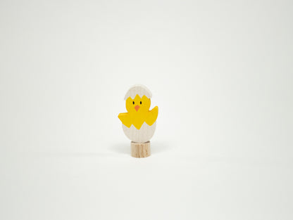 Steckfigur Küken mit Flügeln im Ei