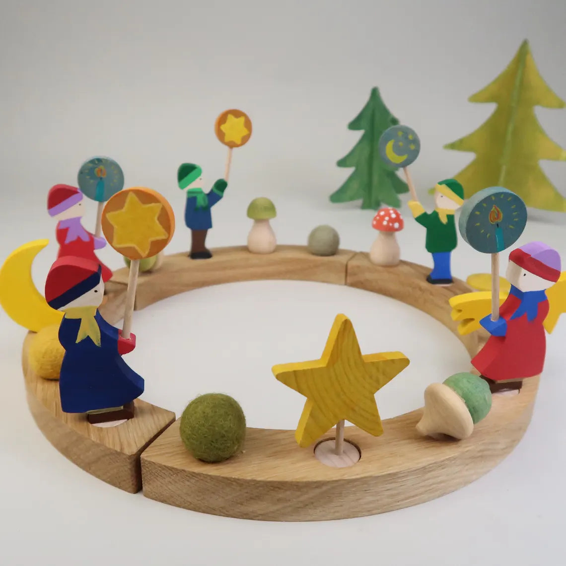 Steckfigur Laternenkind - Mädchen mit rotem Mantel und lila Schal