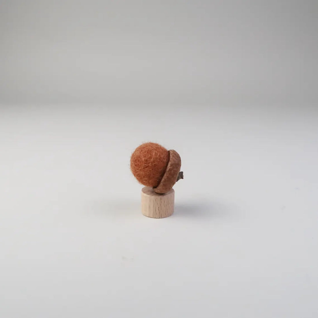 Steckfigur Bunte Filzeicheln in echten Eichelhütchen