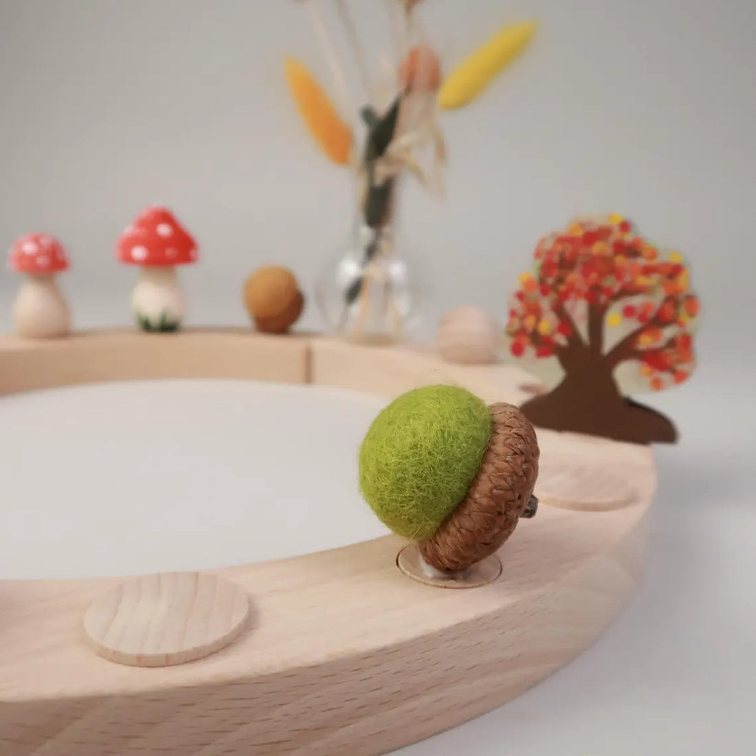 Steckfigur Bunte Filzeicheln in echten Eichelhütchen