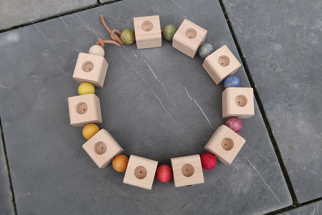 Geburtstagswürfel Natur mit bunten Kugeln